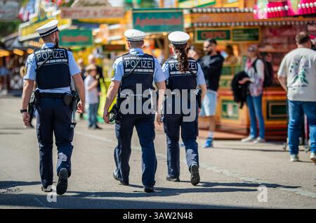 Stuttgart, Deutschland. April 2025. Polizeibeamte patrouillieren beim 85. Stuttgarter Frühlingsfest und sorgen für Sicherheit. Das 85. Stuttgarter Frühlingsfest findet vom 19. April bis 11. Mai 2025 im Cannstatter Wasen statt. Quelle: Christoph Schmidt/dpa/Alamy Live News Stockfoto