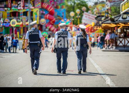 Stuttgart, Deutschland. April 2025. Polizeibeamte patrouillieren beim 85. Stuttgarter Frühlingsfest und sorgen für Sicherheit. Das 85. Stuttgarter Frühlingsfest findet vom 19. April bis 11. Mai 2025 im Cannstatter Wasen statt. Quelle: Christoph Schmidt/dpa/Alamy Live News Stockfoto