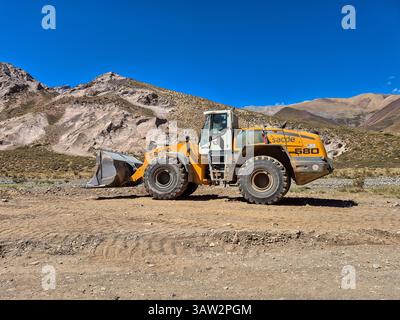 Malargue, Argentinien, 18. April 2025: Bergbaulader in Mendoza, Argentinien. Stockfoto