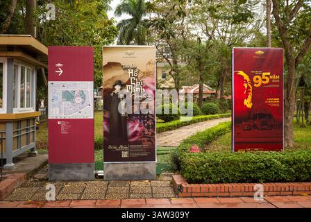 Plakate für Ausstellungen über Ho Chi Minh in China und zum 95. Jahrestag der Gründung der Kommunistischen Partei Vietnams, Ho Chi Minh Muse Stockfoto