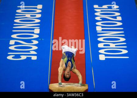 15. Juli 2015 – Toronto, KANADA – ARTHUR MARIANO aus Brasilien in Aktion während des Finales des künstlerischen Turnapparates (Vault) im Toronto Coliseum während der Pan am-Spiele, Toronto, 15. Juli 2015. (Kreditbild: © Eduardo Lima Via ZUMA Wire) Stockfoto