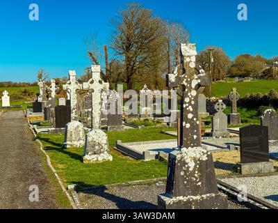 Auf einem Dorffriedhof im County Galway, Irland, ist der typische Grabstein ein ein stilisiertes keltisches Kreuz Stockfoto