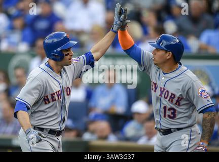 5. April 2016 - Kansas City, MO, USA - New York Mets zweiter Baseman Neil Walker (20) feierte seinen zwei-Run-Homerun mit Teamkollege New York Mets Shortstop Asdrubal Cabrera (13) während des vierten Inning am Dienstag, 5. April 2016, im Kauffman Stadium in Kansas City, Mo. (Credit Image: © David Eulitt/TNS via ZUMA Wire) Stockfoto