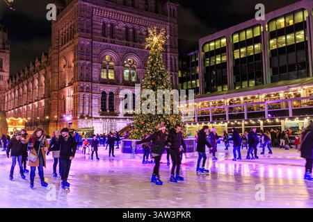 Schlittschuhlaufen im Chritmas vor dem Natural History Museum, Kensington, London, England, Großbritannien Stockfoto