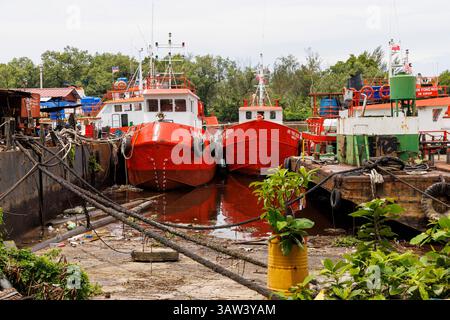 Fischerboote liegen am sungai (Fluss), Miri, Malaysia Stockfoto