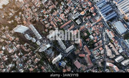 Von oben nach unten auf Wohn- und Geschäftsgebäude in Marseille, Frankreich. Stockfoto
