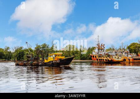Fischerboot auf dem sungai (Fluss), Miri, Malaysia Stockfoto