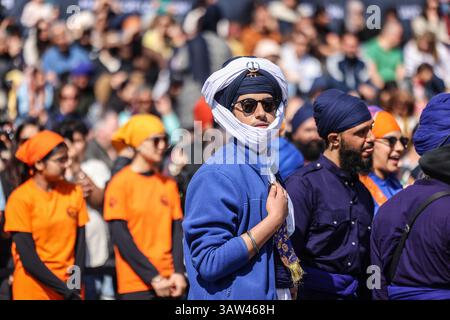 Trafalgar Square London, Großbritannien. April 2025. Vaisakhi ist ein bedeutendes Festival, das das Sikh-Neujahr und die Gründung des Khalsa markiert, das 1699 vom Sikh-Guru Guru Gobind Singh Ji gegründet wurde. Die Khalsa ist der Körper der vollständig eingeweihten Sikhs.12 April 2024 im Jahr 1699, sowie der Beginn der Erntesaison in der Region Punjab. Paul Quezada-Neiman/Alamy Live News Credit: Paul Quezada-Neiman/Alamy Live News Stockfoto
