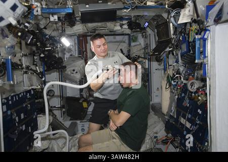 3. Oktober 2015 - Earth Orbit, Vereinigte Staaten von Amerika - Internationale Raumstation Expedition 45 NASA-Astronaut Kjell Lindgren gibt dem russischen Kosmonauten Sergej Wolkov am 3. Oktober 2015 einen Haarschnitt in der Erdumlaufbahn. (Kreditbild: © NASA/NASA/ZUMAPRESS.com) Stockfoto