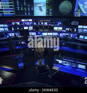 19. August 2015 – Pasadena, Kalifornien, USA – Schauspieler Matt Damon sitzt in der Mission Control für ein Interview während eines Besuchs im Jet Propulsion Laboratory am 18. August 2015 in Pasadena, Kalifornien. Damon spielt die Rolle des Astronauten Mark Watney in dem Film Ã’The Martian,Ã“ und besuchte mit Wissenschaftlern und Ingenieuren der NASA, die als technische Berater für den Film fungierten. (Kreditbild: © Bill Ingalls/NASA/ZUMAPRESS.com) Stockfoto