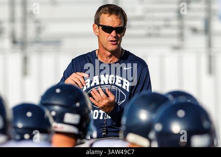 März 2016 - San Antonio, Texas, USA - der langjährige Fußballtrainer LARRY HILL im Smithson Valley wird von der Texas High School Coaches Association auf der jährlichen Tagung der Organisation in diesem Sommer geehrt. Hill, ein ehemaliger THSCA-Präsident, wird in seine Ehrenhalle auf der diesjährigen THSCA Coaching School and Convention in San Antonio aufgenommen. Hill hat die Rangers in 19 der 20 Jahre, in denen er an der Spitze der Rangers steht, zur Nachsaison gebracht. Im Bild: Rangers-Football-Trainer Larry Hill, der seine 20. Saison für Smithson Valley antritt, spricht nach einem Training am Morgen mit dem Team Stockfoto