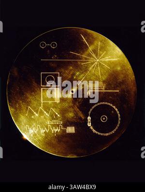 4. September 1977: Pasadena, KALIFORNIEN, Vereinigte Staaten von Amerika – The Sounds from Earth Voyager Golden Record Gehirnerscheinung des Wissenschaftlers Carl Sagan. Die Voyager Golden Records sind Phonographen, die an Bord der beiden 1977 starteten Voyager-Raumfahrzeuge aufgenommen wurden. Sie enthalten Töne und Bilder, die ausgewählt wurden, um die Vielfalt des Lebens und der Kultur auf der Erde darzustellen, und sind für jede intelligente außerirdische Lebensform oder für zukünftige Menschen bestimmt, die sie finden könnten. (Bild: © NASA/Planet Pix via ZUMA Wire) Stockfoto