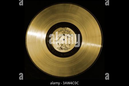 8. April 1977: Pasadena, KALIFORNIEN, Vereinigte Staaten von Amerika - The Sounds from Earth Voyager Golden Record Gehirnerscheinung des Wissenschaftlers Carl Sagan. Die Voyager Golden Records sind Phonographen, die an Bord der beiden 1977 starteten Voyager-Raumfahrzeuge aufgenommen wurden. Sie enthalten Töne und Bilder, die ausgewählt wurden, um die Vielfalt des Lebens und der Kultur auf der Erde darzustellen, und sind für jede intelligente außerirdische Lebensform oder für zukünftige Menschen bestimmt, die sie finden könnten. (Bild: © NASA/Planet Pix via ZUMA Wire) Stockfoto