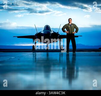 19. Februar 2016: Boise, Idaho, Vereinigte Staaten von Amerika: Ethan Sabin, Ein Pilot der 31. Test- und Evaluierungsgeschwader, steht am 19. Februar 2016 in der Nähe von Boise, Idaho, vor einem F-35A Stealth-Kampfflugzeug. (Bild: © J.M. Eddins Jr/Planet Pix via ZUMA Wire) Stockfoto