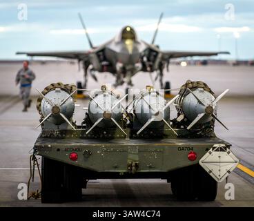 17. Februar 2016: Boise, Idaho, Vereinigte Staaten von Amerika - die inerten GBU-31-Bomben der US Air Force warten auf die F-35A Lightening II Stealth Kampfflugzeuge mit der 31. Test and Evaluation Squadron auf der Mountain Home Air Force Base am 17. Februar 2016 in der Nähe von Boise, Idaho. (Bild: © J.M. Eddins Jr/Planet Pix via ZUMA Wire) Stockfoto