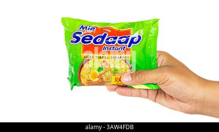 Mie Sedaap mit soto Ayam (Hühnersuppe) Geschmack. Mie Sedaap ist die berühmte Instant Nudeln in Indonesien Stockfoto