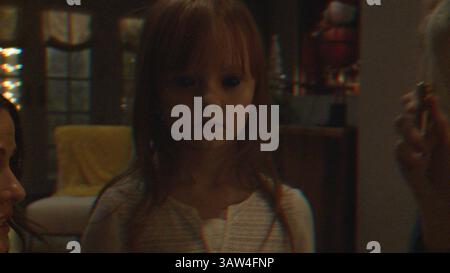 ERSCHEINUNGSDATUM: 23. Oktober 2015TITLE: Paranormal Activity: The Ghost Dimension STUDIO: Paramount Pictures REGISSEUR: Joshua Oppenheimer PLOT: Mit einer speziellen Kamera, die Geister sehen kann, muss eine Familie ihre Tochter vor einem bösen Wesen mit einem finsteren Plan schützen ZUMAPRESS.com. Stockfoto