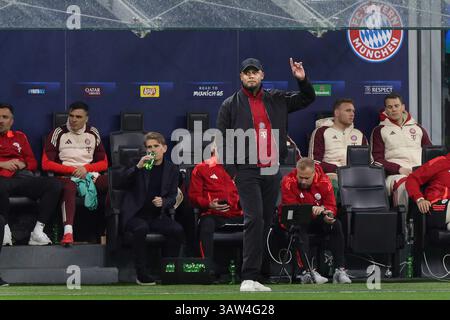 Mailand, Italien. April 2025. Italien, Mailand, 2025 04 16: Vincent Kompany (FC M. Manager) berät in der ersten Halbzeit beim Fußballspiel FC Inter gegen Bayern München, UCL 2024-2025, Viertelfinale 2. Leg im San Siro StadiumItalien, Mailand, 2025 04 16: FC Inter gegen Bayern münchen, UEFA Champions League 2024/2025, Viertelfinale 2. Leg, umstritten im San Siro Stadion. (Foto: Fabrizio Andrea Bertani/Pacific Press) Credit: Pacific Press Media Production Corp./Alamy Live News Stockfoto