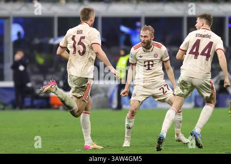 Mailand, Italien. April 2025. Italien, Mailand, 2025 04 16: Eric Dier (Bayern M.) erzielt und feiert das Tor 2-2 mit 76' während des Fußballspiels FC Inter gegen Bayern München, UCL 2024-2025, Viertelfinale 2. Leg im San Siro StadiumItalien, Mailand, 2025 04 16: FC Inter gegen Bayern münchen, UEFA Champions League 2024/2025, Viertelfinale 2. Leg, umstritten im San Siro Stadion. (Foto: Fabrizio Andrea Bertani/Pacific Press) Credit: Pacific Press Media Production Corp./Alamy Live News Stockfoto