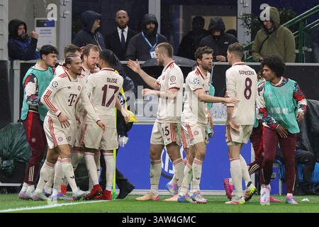 Mailand, Italien. April 2025. Italien, Mailand, 2025 04 16: Harry Kane (Bayern M.) erzielt und feiert das Tor 1-0 mit 52' während des Fußballspiels FC Inter gegen Bayern München, UCL 2024-2025, Viertelfinale 2. Leg im San Siro StadiumItalien, Mailand, 2025 04 16: FC Inter gegen Bayern münchen, UEFA Champions League 2024/2025, Viertelfinale 2. Leg, umstritten im San Siro Stadion. (Foto: Fabrizio Andrea Bertani/Pacific Press) Credit: Pacific Press Media Production Corp./Alamy Live News Stockfoto