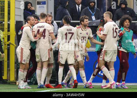 Mailand, Italien. April 2025. Italien, Mailand, 2025 04 16: Harry Kane (Bayern M.) erzielt und feiert das Tor 1-0 mit 52' während des Fußballspiels FC Inter gegen Bayern München, UCL 2024-2025, Viertelfinale 2. Leg im San Siro StadiumItalien, Mailand, 2025 04 16: FC Inter gegen Bayern münchen, UEFA Champions League 2024/2025, Viertelfinale 2. Leg, umstritten im San Siro Stadion. (Foto: Fabrizio Andrea Bertani/Pacific Press) Credit: Pacific Press Media Production Corp./Alamy Live News Stockfoto