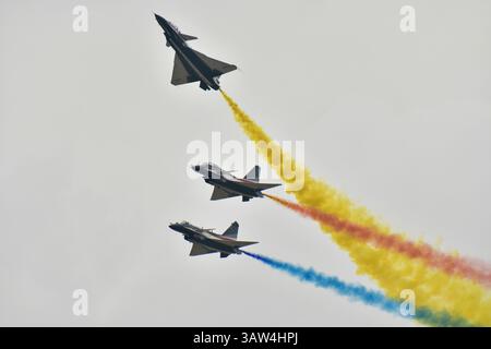 Bangkok Thailand - 08. März 2025: Royal Thai Air Force Show J-10 Kampfjet Team auf der Royal Thai Air Force 88th Anniversary Air Show. Stockfoto