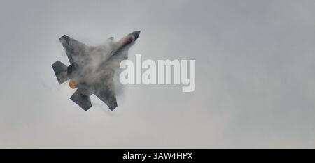 Don Muang Airbase, Bangkok, Thailand, 8. März 2025 : das F-35 Demo-Team der US Air Force tritt auf der Royal Thai Air Force 88th Anniversary Air Show auf. Stockfoto
