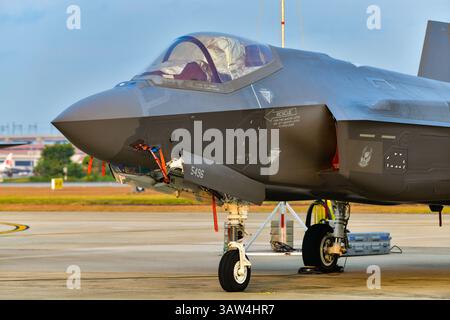 Don Muang Airbase, Bangkok, Thailand, 8. März 2025 : das F-35 Demo-Team der US Air Force tritt auf der Royal Thai Air Force 88th Anniversary Air Show auf. Stockfoto