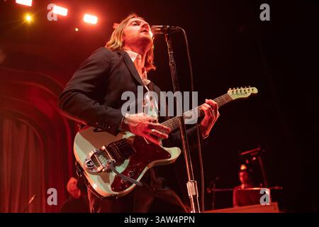 London.UK.   American singer-songwriter Finneas performs (born Finneas O'Connell) at Eventim Apollo. s part of his "For Cryin' Out Loud" Tour 2025.  17th April 2025.  Ref:LMK370-S180425-001 Justin Ng/Landmark Media WWW.LMKMEDIA.COM Stockfoto