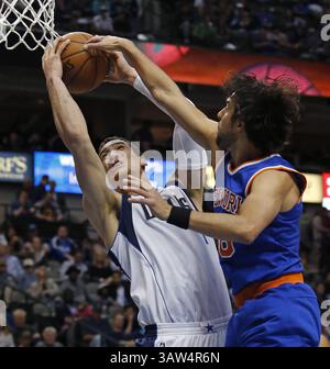 30. März 2016 – Dallas, TX, USA – Dwight Powell der Dallas Mavericks (links) schießt am Mittwoch, 30. März 2016, im American Airlines Center in Dallas einen Layup, während er von Sasha Vujacic der New York Knicks (rechts) beeinflußt wird. (Bild: © Paul Moseley/TNS via ZUMA Wire) Stockfoto