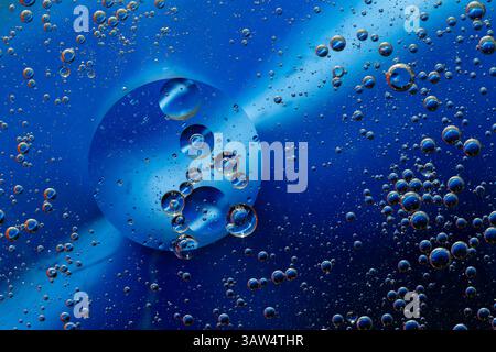 Makroaufnahme von Wassertröpfchen in Speiseöl auf einem abstrakten Muster mit blauer Textur Hintergrund, kreatives Stockfoto Stockfoto