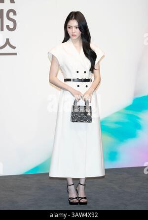 18. April 2025: Seoul Südkorea: Die südkoreanische Schauspielerin Han so-hee nimmt am 18. April 2025 an einem Fotoruf der Christian Dior: Designer of Dreams Exhibition auf der Dongdaemun Plaza (DDP) in Seoul Teil. (Foto: Lee Young-HO/SIPA USA) Stockfoto