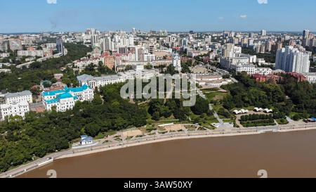 Stadt Khabarowsk an einem Sommertag. Luftaufnahme. Stockfoto