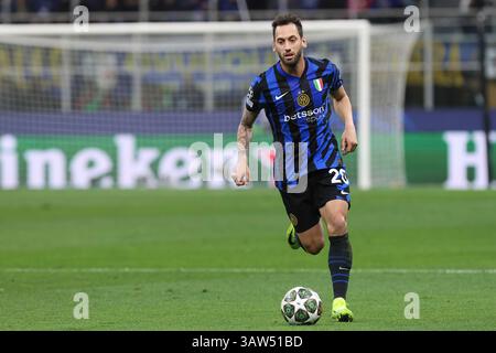 Mailand, Italien. April 2025. Italien, Mailand, 2025 04 16: Hakan Calhanoglu (FC Inter) spielt in der ersten Halbzeit beim Fußballspiel FC Inter gegen Bayern München, UCL 2024-2025, Viertelfinale 2. Leg im San Siro Stadion. Italien, Mailand, 2025 04 16: FC Inter gegen Bayern münchen, UEFA-Meister. Liga 2024/2025, Viertelfinale 2. Leg, umstritten im San Siro Stadion. (Kreditbild: © Fabrizio Andrea Bertani/Pacific Press via ZUMA Press Wire) NUR REDAKTIONELLE VERWENDUNG! Nicht für kommerzielle ZWECKE! Stockfoto