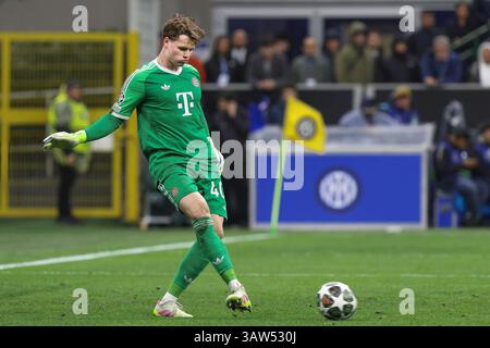 Mailand, Italien. April 2025. Italien, Mailand, 2025 04 16: Jonas Urbig (Bayern M.) hat in der ersten Halbzeit einen Schuss auf dem Rückfeld beim Fußballspiel FC Inter gegen Bayern München, UCL 2024-2025, Viertelfinale 2. Leg im San Siro Stadion. Italien, Mailand, 2025 04 16: FC Inter gegen Bayern münchen, UEFA-Meister. Liga 2024/2025, Viertelfinale 2. Leg, umstritten im San Siro Stadion. (Kreditbild: © Fabrizio Andrea Bertani/Pacific Press via ZUMA Press Wire) NUR REDAKTIONELLE VERWENDUNG! Nicht für kommerzielle ZWECKE! Stockfoto