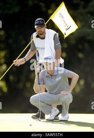 26. Mai 2016 – Fort Worth, TX, USA – Webb Simpson stellt am Donnerstag, den 26. Mai 2016, einen Putt auf das 8. Green während der ersten Runde des Dean & DeLuca Invitational im Colonial Country Club in Fort Worth, Texas, auf. (Bild: © Khampha Bouaphanh/TNS via ZUMA Wire) Stockfoto