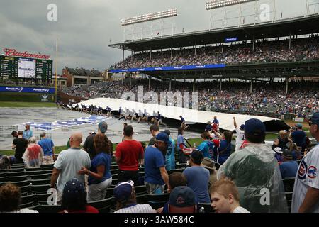 27. Mai 2016 – Chicago, IL, USA – die Crew entfernt die Plane aus dem Infield, nachdem die Chicago Cubs am Freitag, den 27. Mai 2016, im Wrigley Field in Chicago Gastgeber der Philadelphia Phillies waren. (Foto: © Anthony Souffle/TNS via ZUMA Wire) Stockfoto