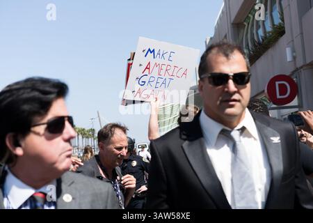 Mai 2016 - San Diego, CA, USA S - Unterstützer und Sicherheitskräfte für Donald Trump vor dem San Diego Convention Center am 27. Mai während einer Kundgebung. (Bild: © Elijah Hurwitz via ZUMA Wire) Stockfoto