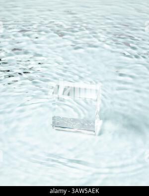 Gestalten Sie Ihre Produkte mit einem Kristallwürfel im Wasser. Minimaler Hintergrund. Hautpflege und Kosmetikkonzept. Stockfoto