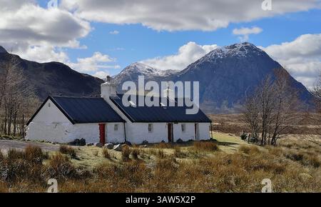 Blick auf den berühmten Berg Buachaille Etive Mòr in Glencoe Schottland und das Black Rock Cottage Stockfoto