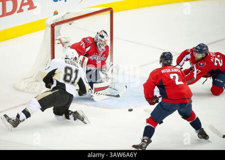 7. Mai 2016: Der Torwart Braden Holtby (70) der Washington Capitals reagiert auf Phil Kessel (81) und Matt Niskanen (2) der Pittsburgh Penguins während des fünften Spiels der National Hockey League Eastern Conference in der zweiten Runde zwischen den Washington Capitals und den Pittsburgh Penguins im Verizon Center in Washington DC. Pflichtausweis: Kostas Lymperopoulos/CSM (Bild: © Kostas Lymperopoulos ZUMA Wire ZUMA Wire) Stockfoto