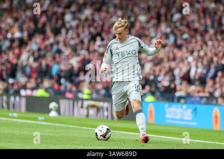 Glasgow, Großbritannien. April 2025. UK. Heart of Midlothian spielte Aberdeen im Halbfinale des Scottish Cup im Hampden Park, Glasgow Schottland. Das Ergebnis war Heart of Midlothian 1:2 Aberdeen. Aberdeen erzielte in 118 Minuten einen Treffer und erreichte das Finale. Ante Palaverse läuft mit dem Ball. (A16)Credit: Findlay/Alamy Live News Stockfoto