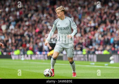 Glasgow, Großbritannien. April 2025. UK. Heart of Midlothian spielte Aberdeen im Halbfinale des Scottish Cup im Hampden Park, Glasgow Schottland. Das Ergebnis war Heart of Midlothian 1:2 Aberdeen. Aberdeen erzielte in 118 Minuten einen Treffer und erreichte das Finale. Ante Palaverse läuft mit dem Ball. (A16)Credit: Findlay/Alamy Live News Stockfoto