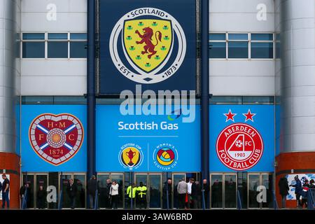 Glasgow, Großbritannien. April 2025. UK. Heart of Midlothian spielte Aberdeen im Halbfinale des Scottish Cup im Hampden Park, Glasgow Schottland. Das Ergebnis war Heart of Midlothian 1:2 Aberdeen. Aberdeen erzielte in 118 Minuten einen Treffer und erreichte das Finale. Haupteingang zum Hampden Park Stadion, das das Spiel des Tages zeigt. Quelle: Findlay/Alamy Live News Stockfoto