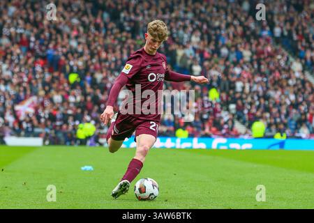 Glasgow, Großbritannien. April 2025. UK. Heart of Midlothian spielte Aberdeen im Halbfinale des Scottish Cup im Hampden Park, Glasgow Schottland. Das Ergebnis war Heart of Midlothian 1:2 Aberdeen. Aberdeen erzielte in 118 Minuten einen Treffer und erreichte das Finale. James Wilson (H21) läuft mit dem Ball. Quelle: Findlay/Alamy Live News Stockfoto