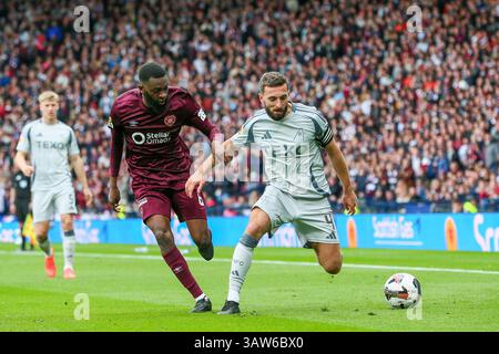Glasgow, Großbritannien. April 2025. UK. Heart of Midlothian spielte Aberdeen im Halbfinale des Scottish Cup im Hampden Park, Glasgow Schottland. Das Ergebnis war Heart of Midlothian 1:2 Aberdeen. Aberdeen erzielte in 118 Minuten einen Treffer und erreichte das Finale. Graeme Shinnie (A4) und Beni Banningime (H6) treten um den Ball an. Quelle: Findlay/Alamy Live News Stockfoto
