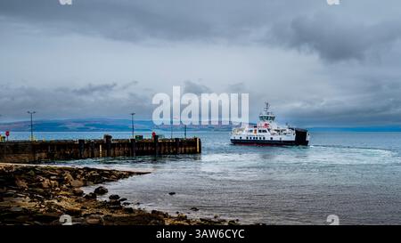 Die Caledonian MacBrayne Fähre mv Catriona verlässt das Dorf Lochranza in Arran, Schottland Stockfoto