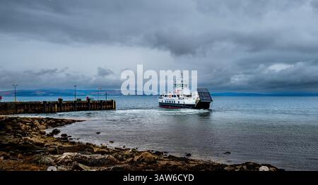Die Caledonian MacBrayne Fähre mv Catriona verlässt das Dorf Lochranza in Arran, Schottland Stockfoto