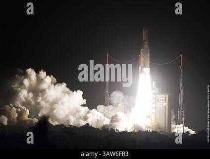 7. August 2011 - Kourou, GUYANE - die französische Raumfahrtagentur CNES zeigt am 07. August 2011 eine Ariane-5-Rakete mit einer Nutzlast von zwei Kommunikationssatelliten, die am 06. August 2011 vom Startzentrum Kourou in Französisch-Guayana abhebt. Dies ist die vierte Mission der Ariane 5 im Jahr 2011 und ihr 203. Flug, der die beiden Satelliten auf ihre jeweiligen geostationären Umlaufbahnen schickte. Das erste, Astra 1N, wird von EADS Astrium im französischen Toulouse für den luxemburgischen Betreiber SES Astra gebaut. Der zweite BSAT-3c/JCSAT-110R wird von Lockheed Martin Commercial Space Systems in hergestellt Stockfoto