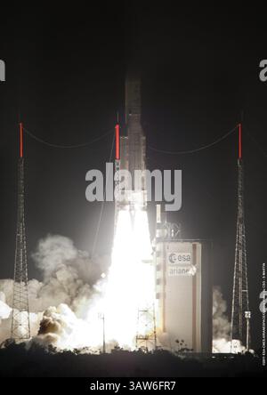 7. August 2011 - Kourou, GUYANE - die französische Raumfahrtagentur CNES zeigt am 07. August 2011 eine Ariane-5-Rakete mit einer Nutzlast von zwei Kommunikationssatelliten, die am 06. August 2011 vom Startzentrum Kourou in Französisch-Guayana abhebt. Dies ist die vierte Mission der Ariane 5 im Jahr 2011 und ihr 203. Flug, der die beiden Satelliten auf ihre jeweiligen geostationären Umlaufbahnen schickte. Das erste, Astra 1N, wird von EADS Astrium im französischen Toulouse für den luxemburgischen Betreiber SES Astra gebaut. Der zweite BSAT-3c/JCSAT-110R wird von Lockheed Martin Commercial Space Systems in hergestellt Stockfoto